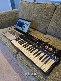 Line 6 KB37 Audio Interface, MIDI Keyboard + Effects Software